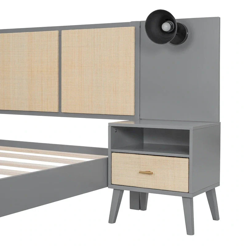 Lit plateforme gris Queen avec tables de chevet et lampes de tête de lit, 2 places