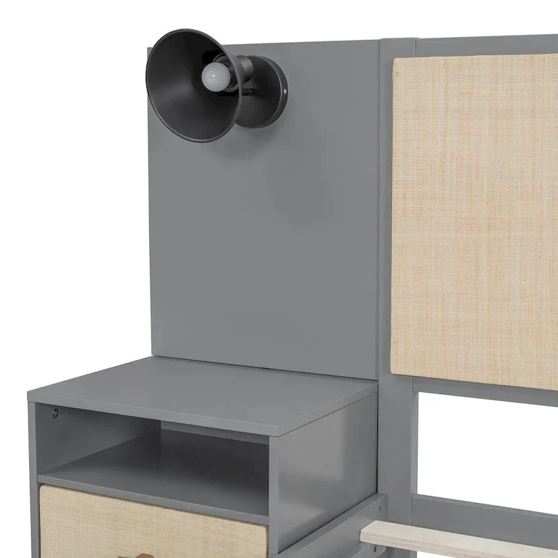 Lit plateforme gris Queen avec tables de chevet et lampes de tête de lit, 2 places