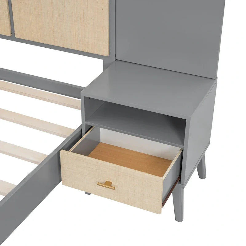 Lit plateforme gris Queen avec tables de chevet et lampes de tête de lit, 2 places