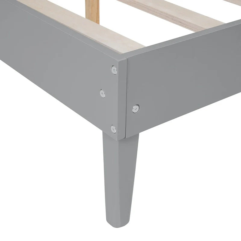 Lit plateforme gris Queen avec tables de chevet et lampes de tête de lit, 2 places